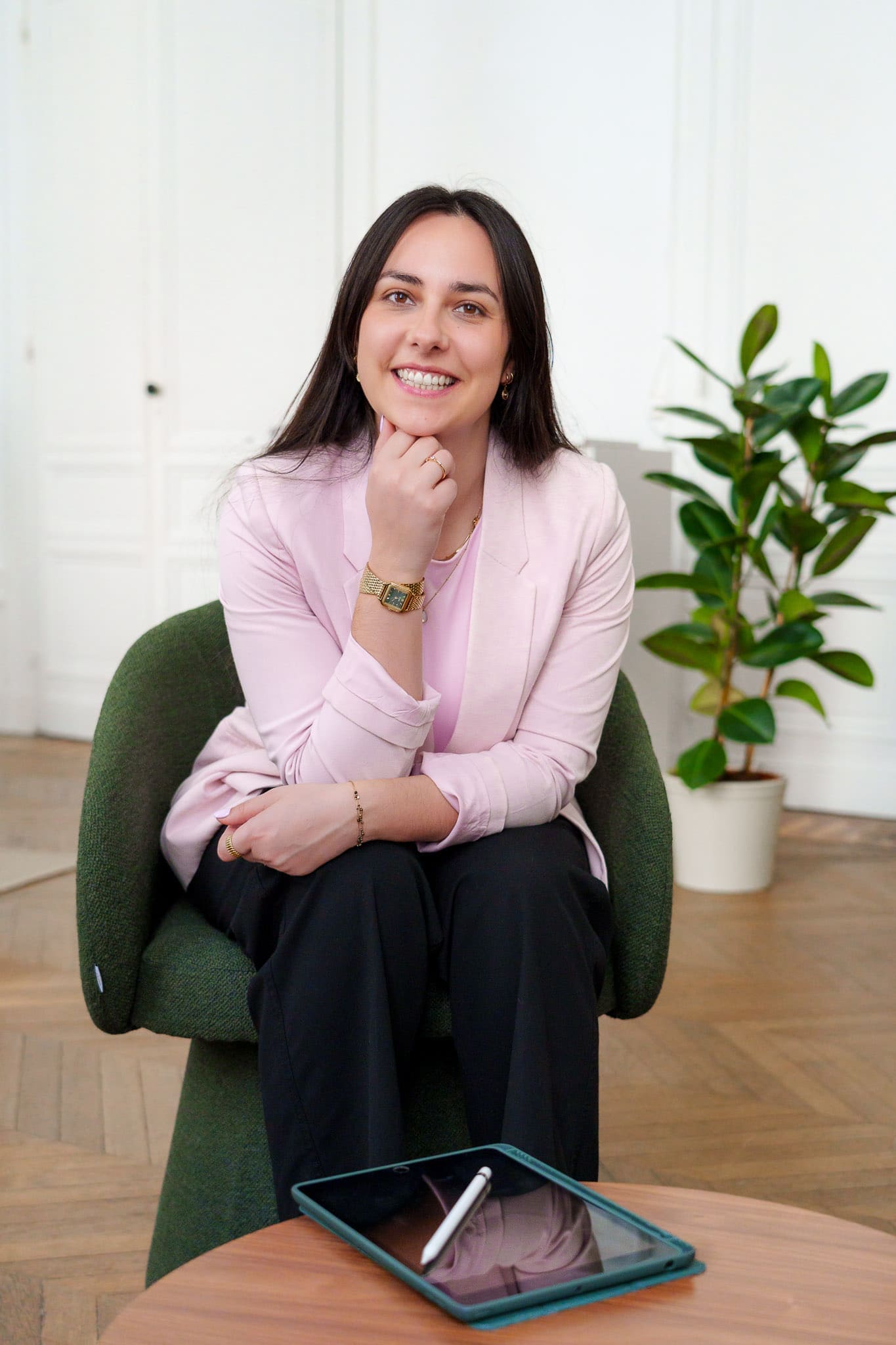 Ella Malka, graphiste et directrice artistique à Bordeaux, dans son studio